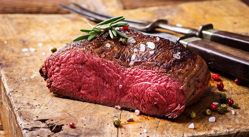 Оленина имеет плотную текстуру и отличается высоким содержанием белка 