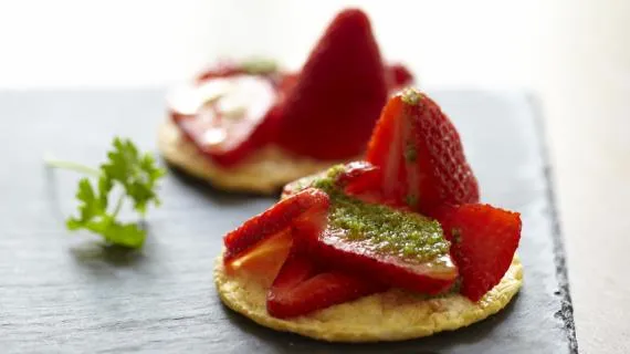 Брускетта с клубникой