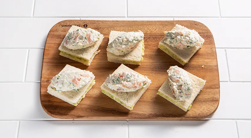 Канапе с творожным сыром, авокадо, красной рыбой и икрой