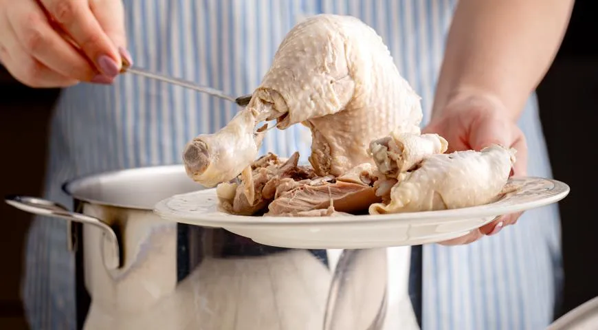 Курица готова, если ее мясо легко отходит от костей