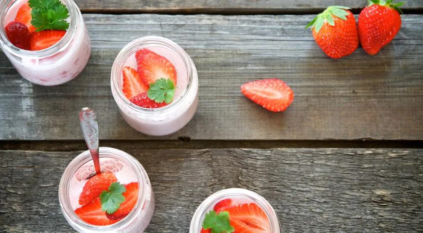 Добавьте фрукты или ягоды в обычный греческий йогурт, так будет намного полезнее