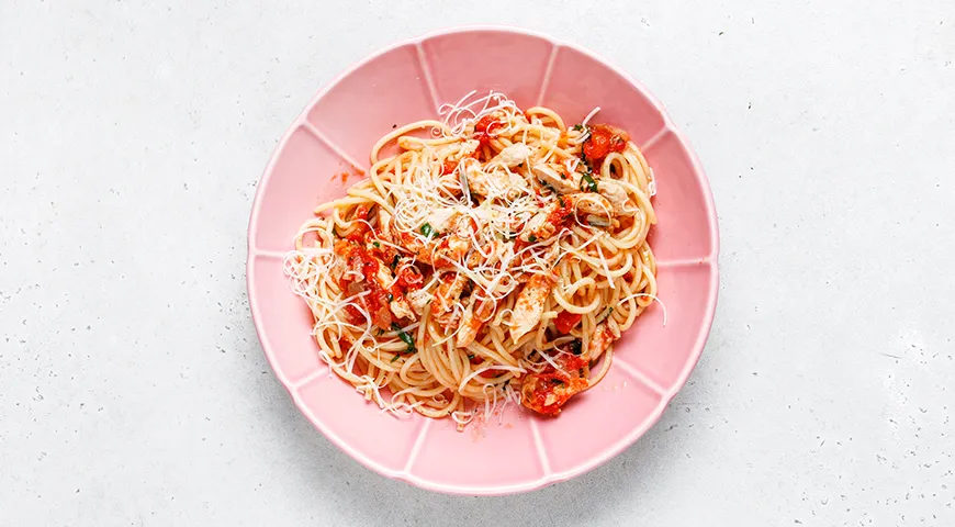 Спагетти с курицей в томатном соусе