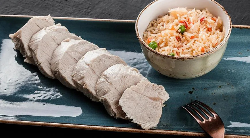 У качественной вареной индейки на срезе видны волокна, но кусок не рыхлый и не пересушенный