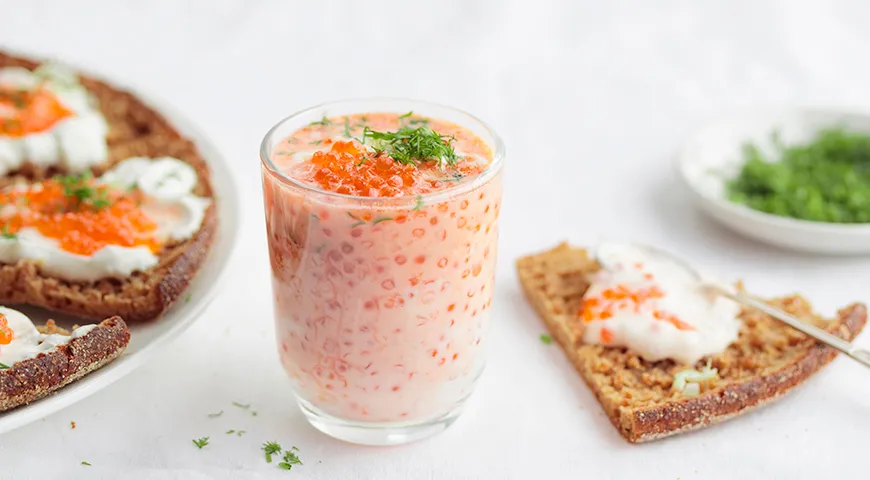 Домашняя закуска с икрой форели, сметаной, укропом, луком и ржаным хлебом