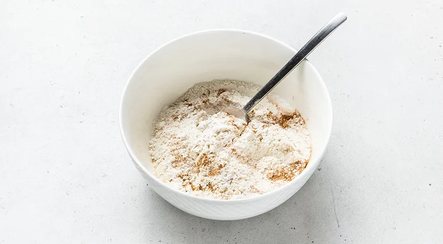 Кекс в микроволновке с яблоком