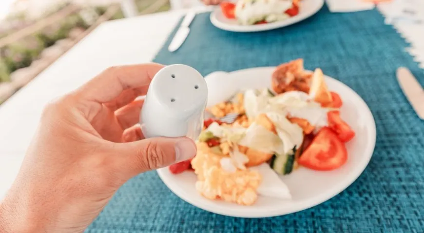 Избыток соли в пище ведет к задержке воды в тканях, что перегружает лимфатическую систему 
