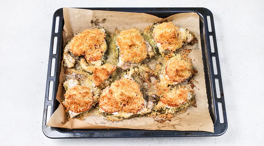 Стейк зубатки, запеченный с сыром и помидорами в духовке