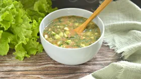 Окрошка с копчёной колбасой и свежими огурцами на квасе