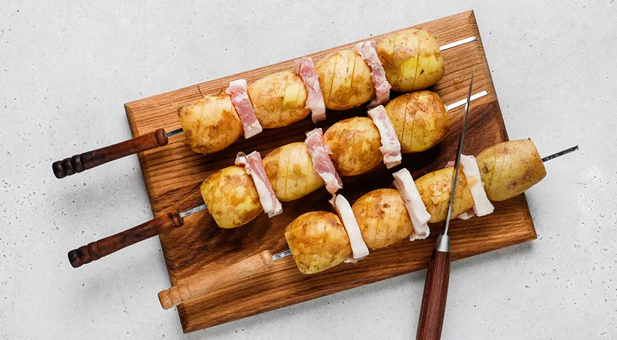 Картошка с салом на шампурах на мангале