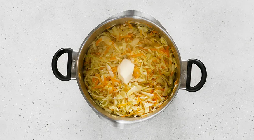 Капуста с луком и морковкой на сковороде по-домашнему