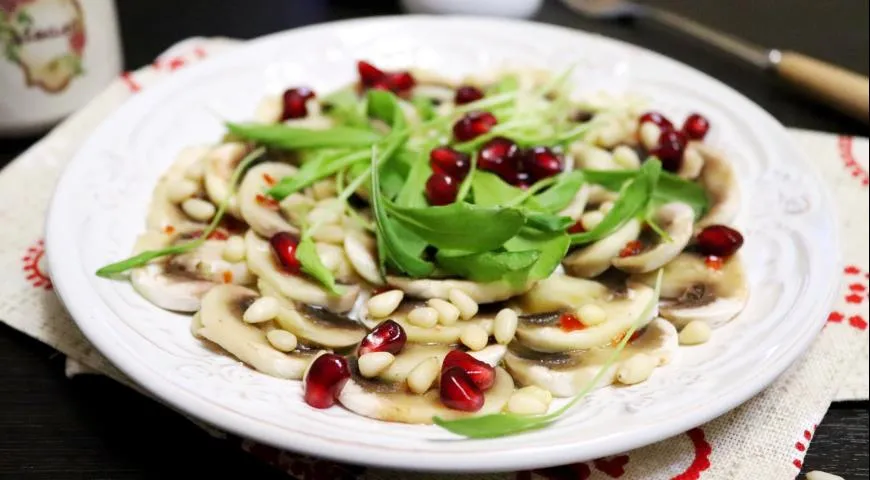 Лёгкий салат с курицей, шпинатом и шампиньонами