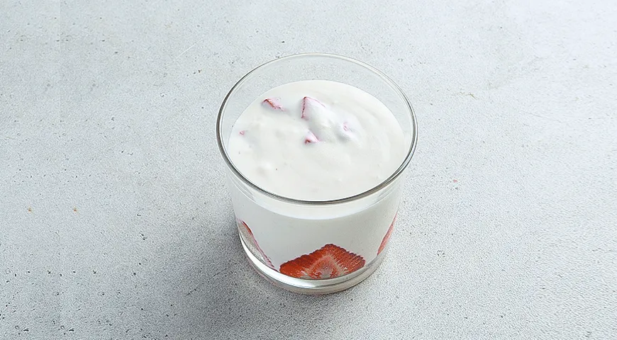 Творожное желе с клубникой