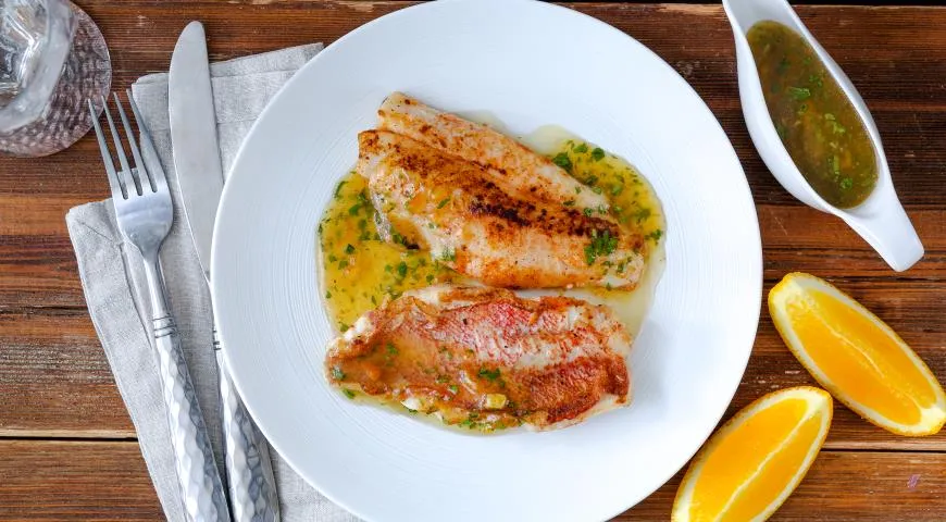 Жареный морской окунь с апельсиновым соусом