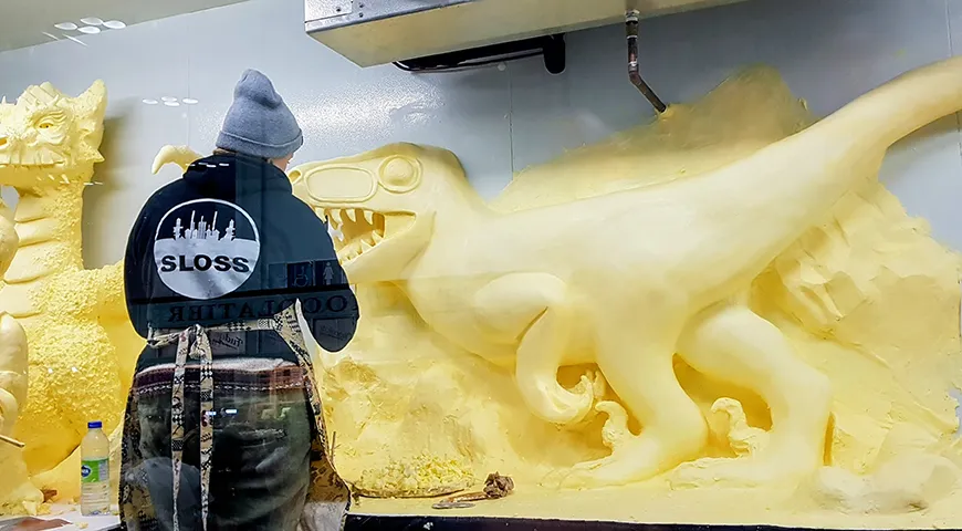 Скульптор Ребекка Холлет создает скульптуру из сливочного масла