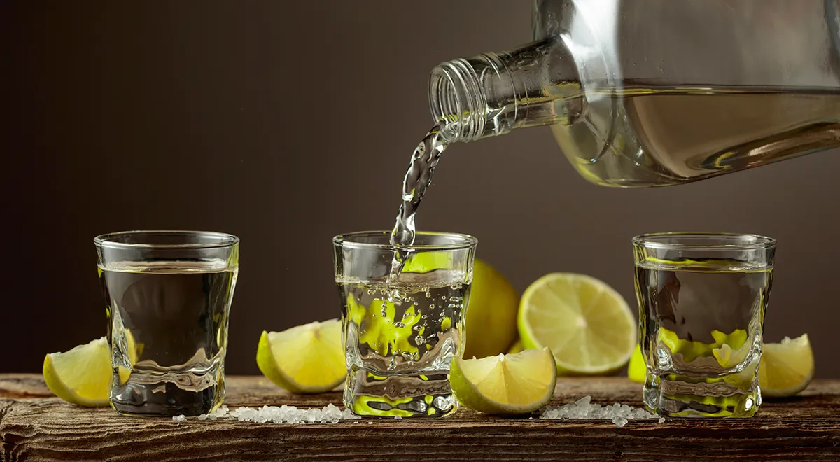 Соль и лайм допустимы, но это скорее барный ритуал для простых и молодых стилей