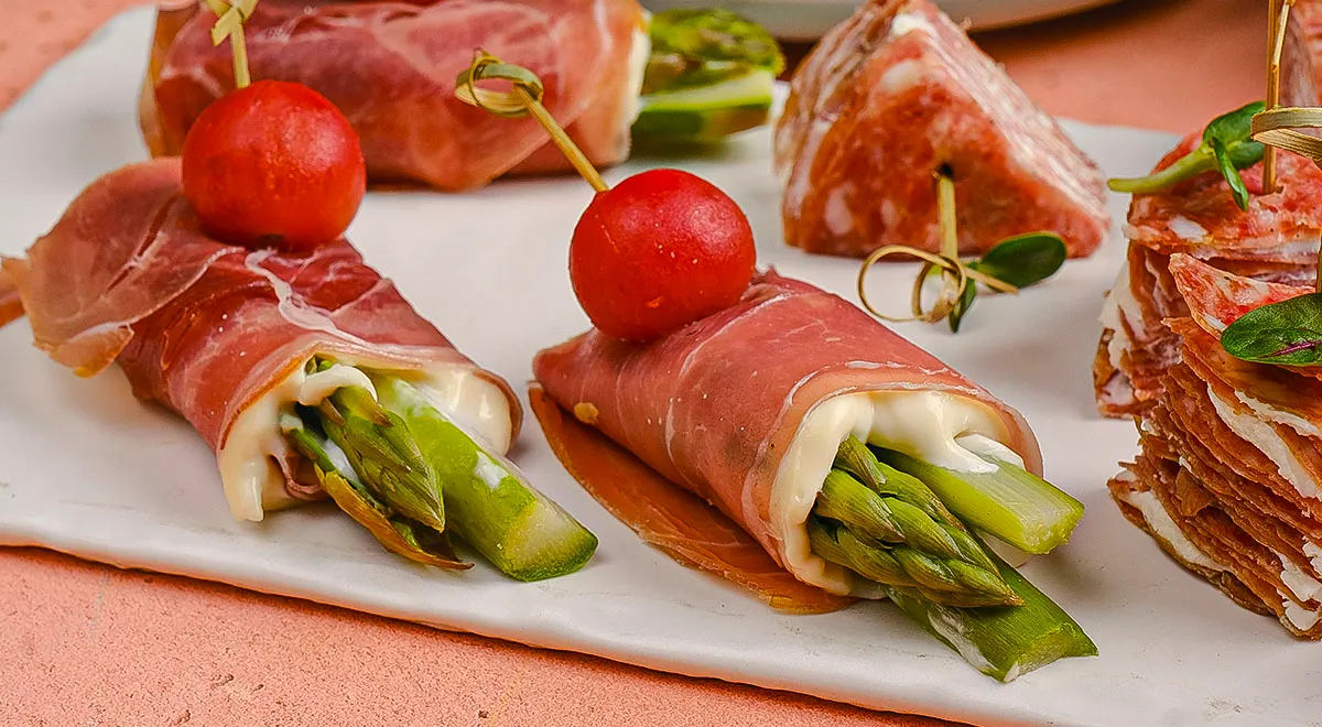 Рулетики из прошутто с козьим сыром и спаржей
