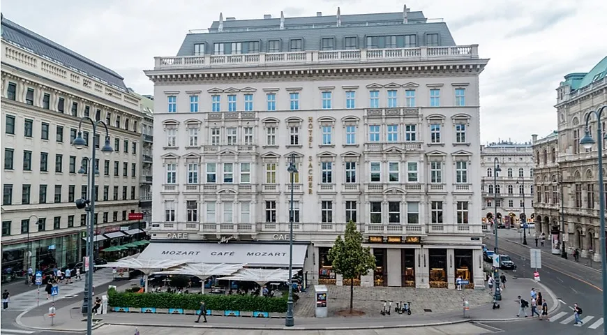 Фасад отеля Hotel Sacher в Вене, август 2020 г. Именно здесь делают настоящий шоколадный торт Захер