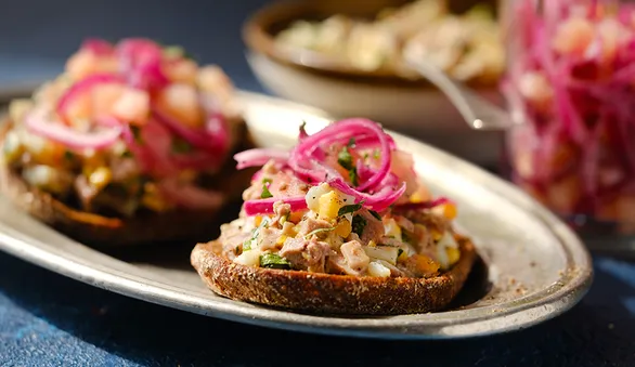 Закуска из печени трески с маринованным красным луком