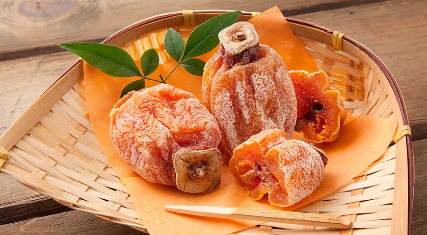 Рекомендуемая суточная норма потребления вяленой хурмы для взрослых составляет до 80–100 граммов