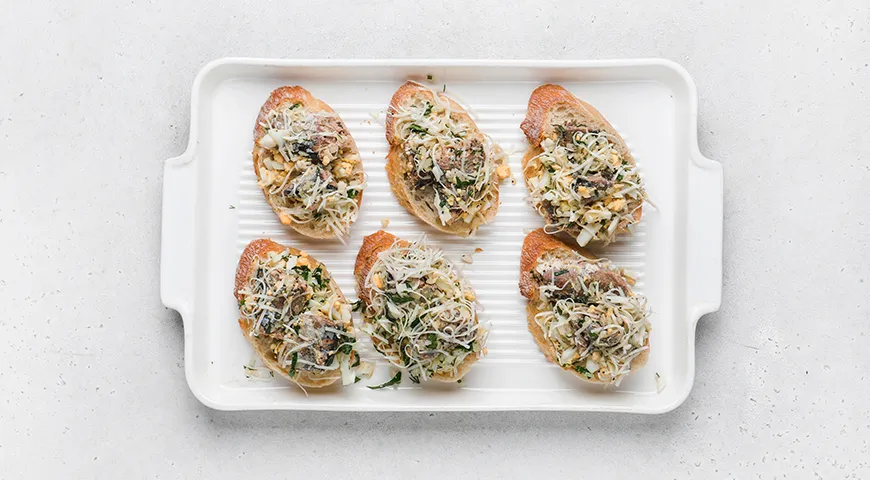 Бутерброды с сайрой и яйцом