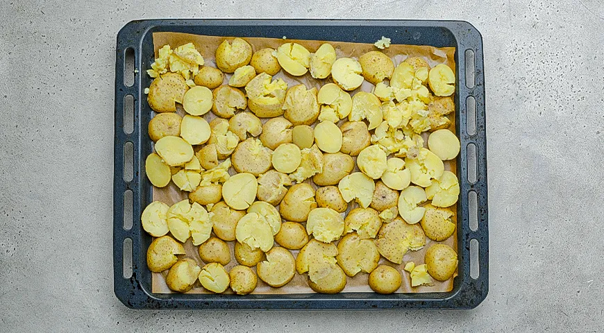 Хрустящий картофель с икрой и сметаной