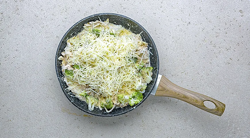 Блинная запеканка с курицей и брокколи