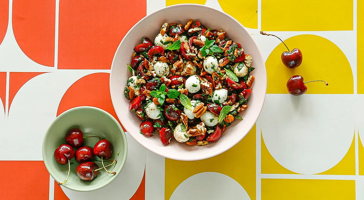 Салат с черешней