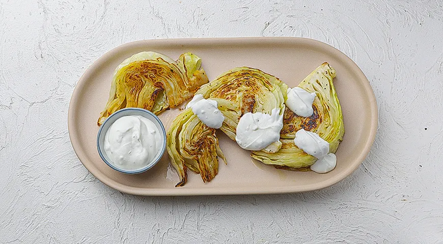 Молодая капуста, жаренная на сковороде, с йогуртово-чесночным