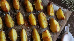 Запечёный картофель с розмарином, паприкой и чесноком