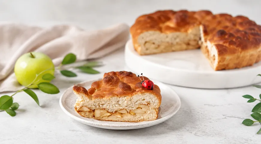 Постный дрожжевой пирог с яблоками