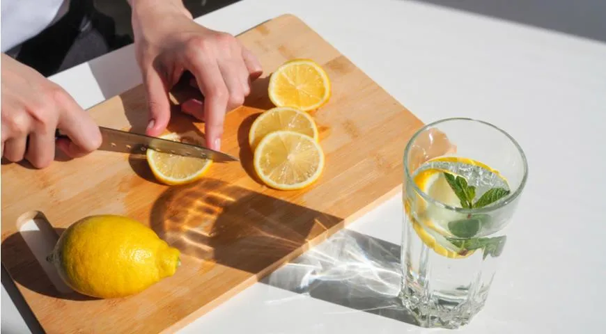 Многое говорит о том, что польза лимонной воды преувеличена, но и сильного вреда она не нанесет