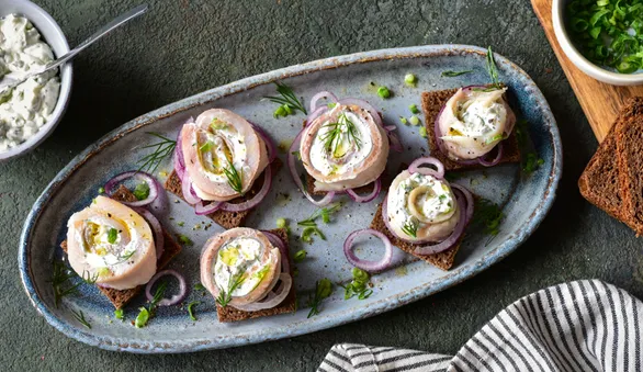 Рулетики из селедки с начинкой из сметаны и укропа