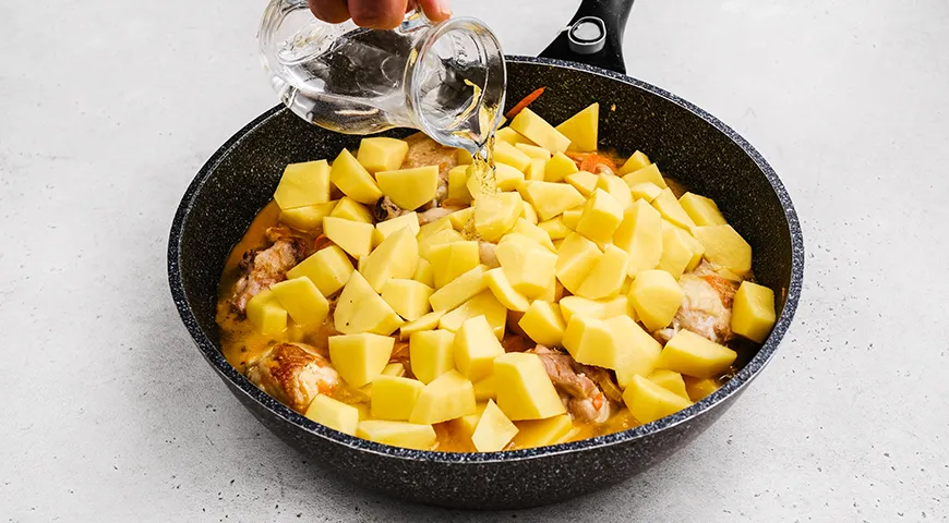 Тушенная картошка с курицей в сковороде