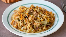 Тушеная капуста с фаршем в мультиварке