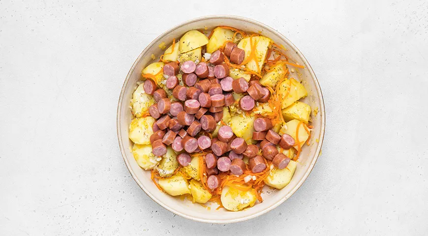 Картошка с охотничьими колбасками в духовке