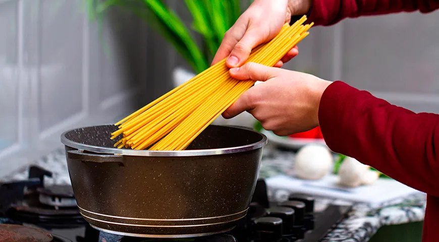 Для запеканок макароны варят al dente — чтобы после запекания они сохраняли форму и не размякли