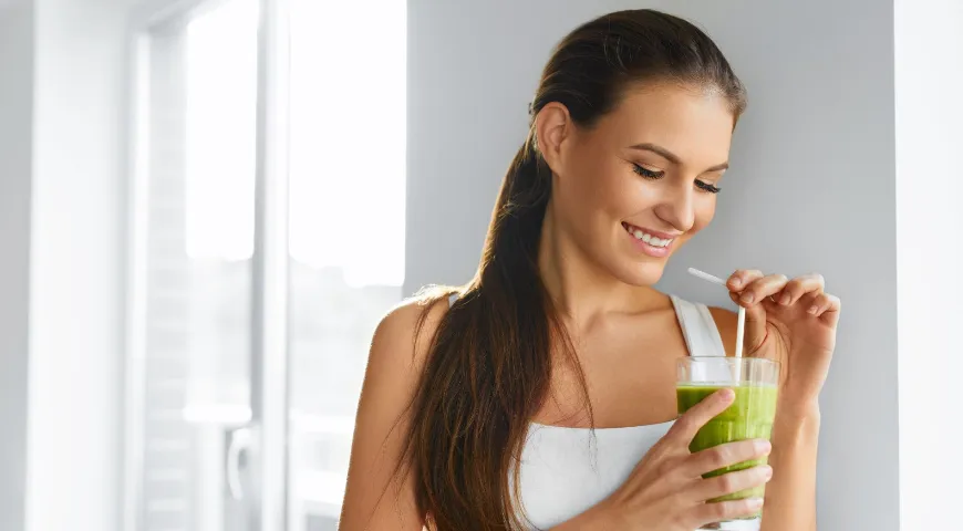 В состав зеленых смузи входят овощи и зелень: этот вариант напитка предлагают употреблять перед сном 