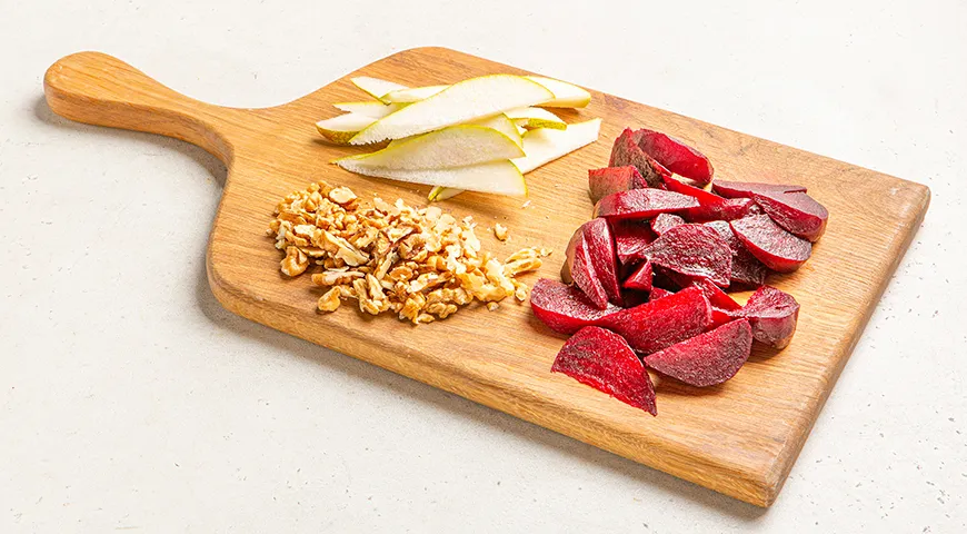 Салат с козьим сыром, свеклой и грушей