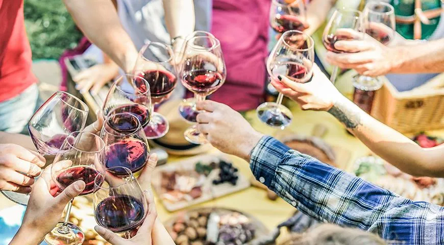 Для любителей красных вин рекомендуются лёгкие по телу и сочные вина - пино нуар, шпетбургундер, цвайгельт, санкт лаурент, скьява, Кьянти, неро д’Авола