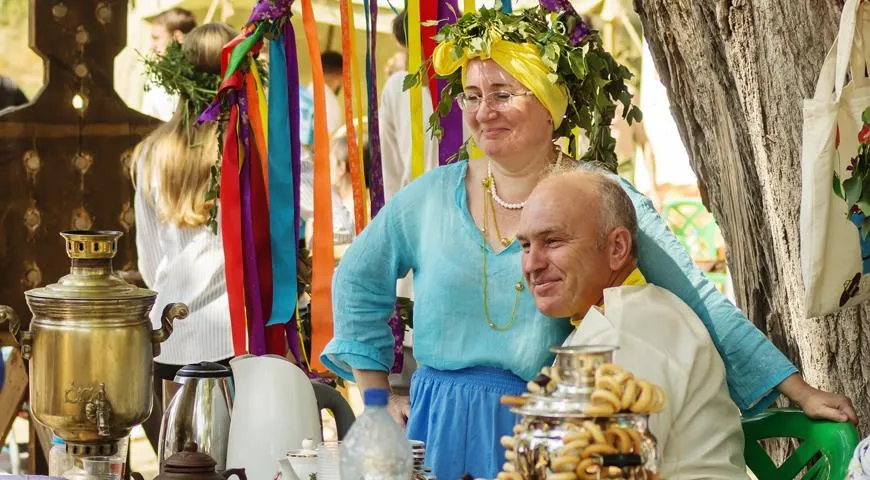 люди в национальных костюмах на кулинарном фестивале