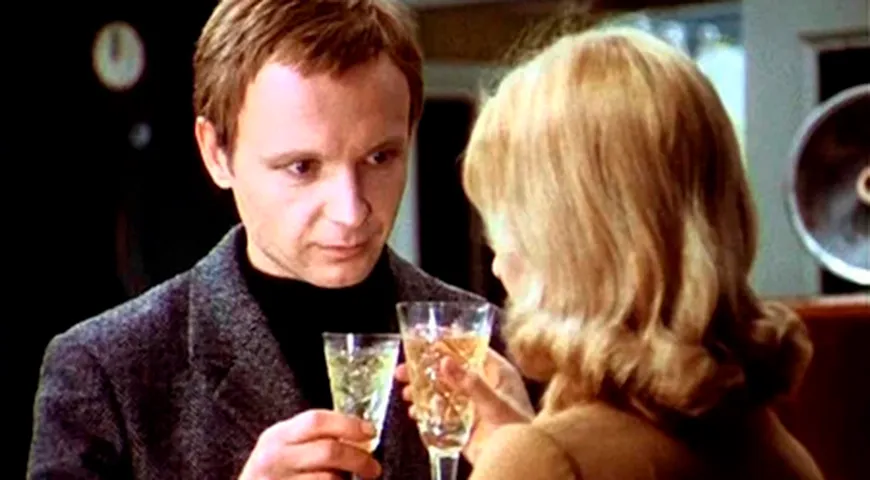 В главном советском новогоднем фильме «Ирония судьбы, или С легким паром!» знаменитое шампанское появляется аж четырежды