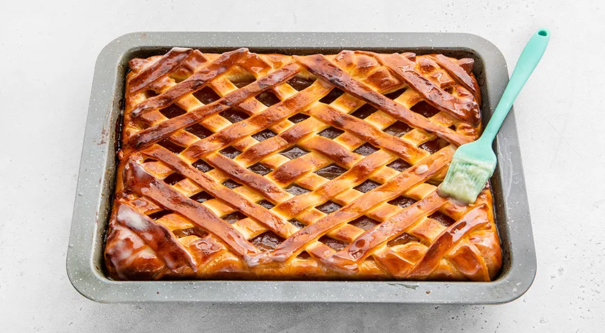 Пирог из дрожжевого теста с повидлом в духовке