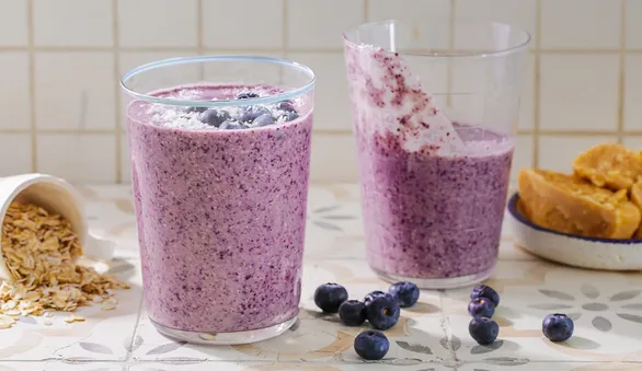 Смузи с овсянкой и черникой