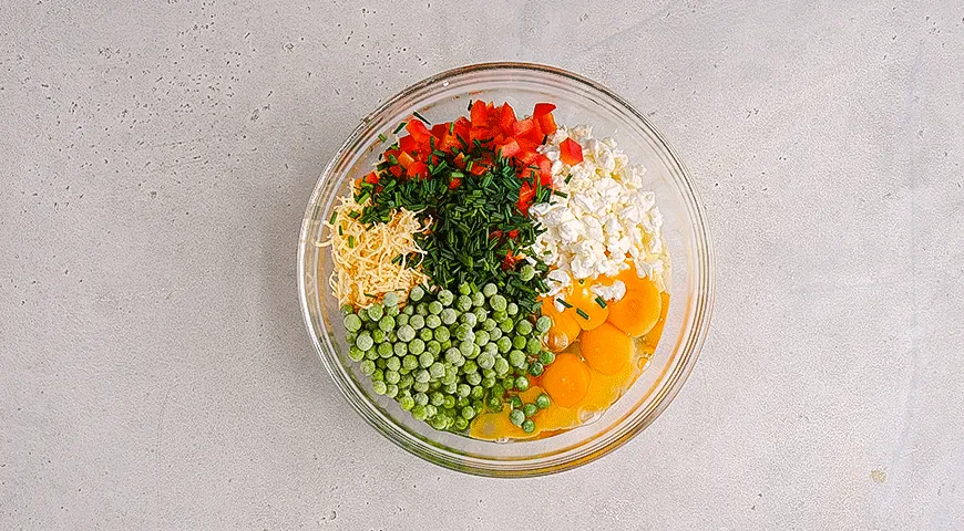 Яичные квадратики с овощами и беконом