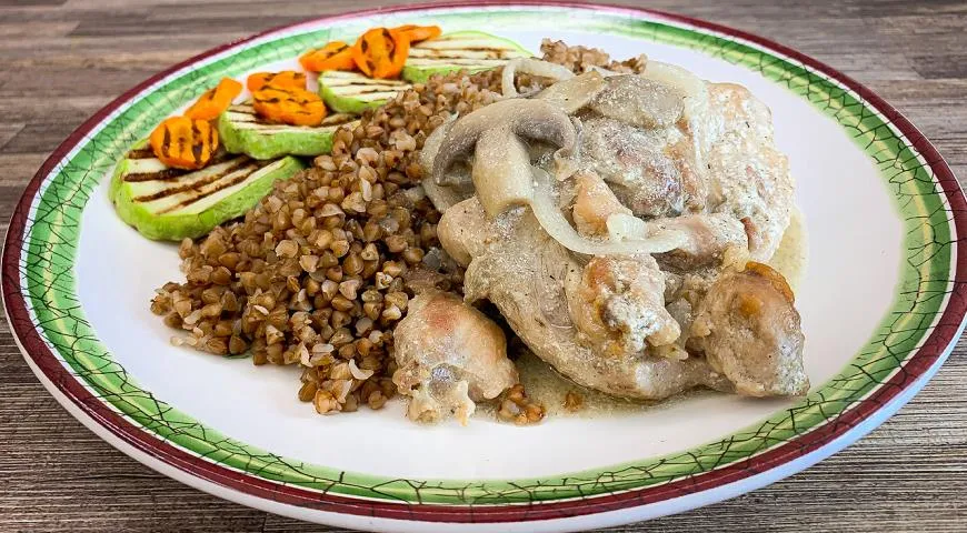 Курица с грибами, гречкой и овощами гриль