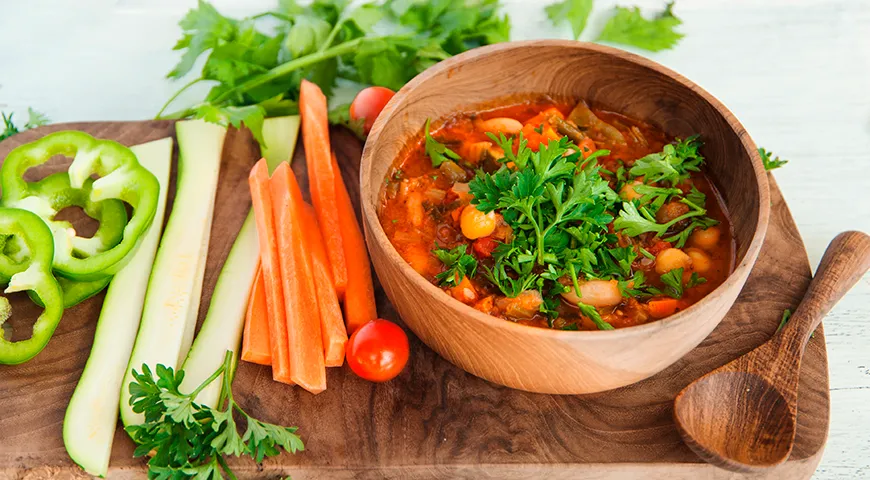 Основные ингредиенты боннского супа — помидоры, лук, капуста, сладкий перец, сельдерей и морковь. Приправы добавляются на свой вкус