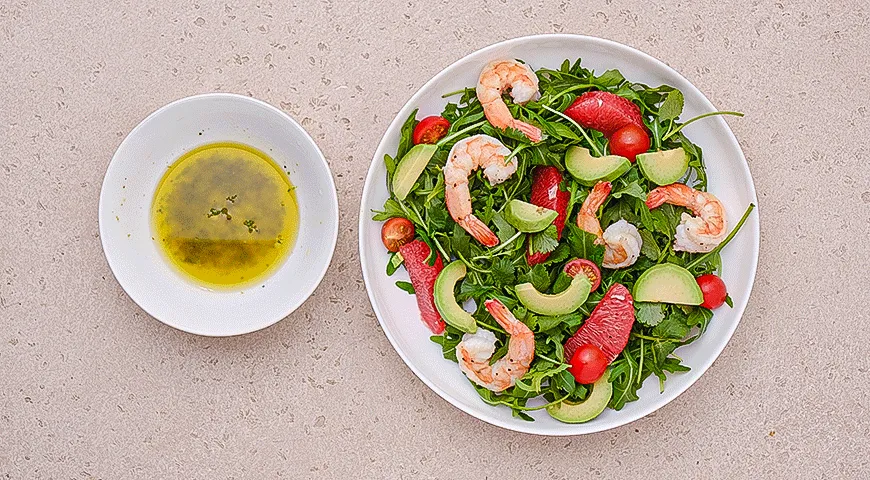 Зеленый салат с креветками и грейпфрутом