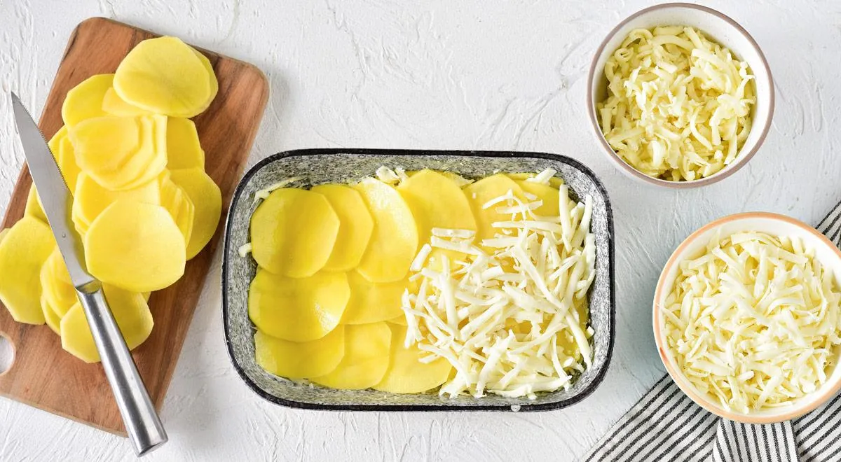 Сыр в картофельной запеканке – самый популярный ингредиент. Выбирайте любые сорта: выдержанные, пикантные, рассольные, но чтобы хорошо плавились