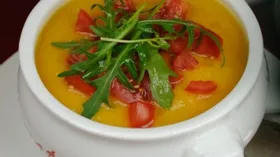 Крем-суп из тыквы с грушей и рукколой 