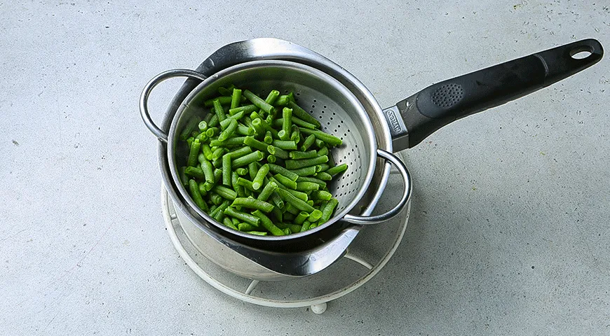 Теплый салат с курицей и каперсами